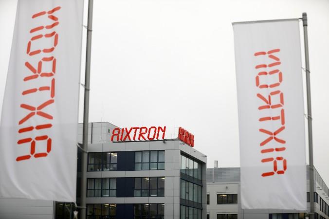 Flaggor utanför det tyska företaget Aixtron i Herzogenrath i Tyskland. (Foto: Oliver Berg/AFP/Getty Images)