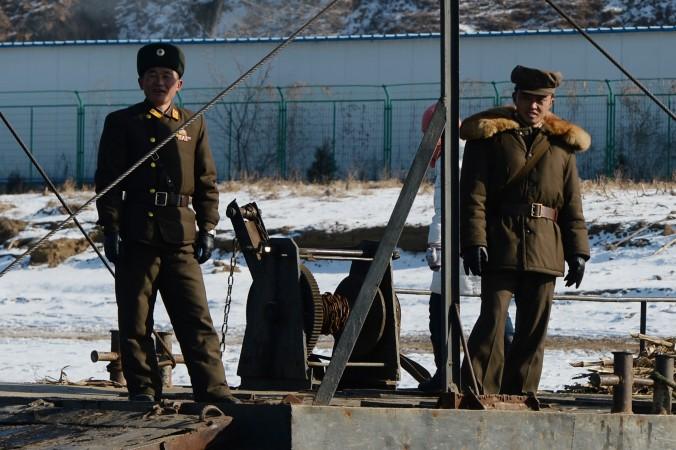 Norkoreanska gränsvakter i närheten av landets gräns mot Kina. Den lilla kinesiska minoriteten i Nordkorea förföljs nu hårdare, enligt rapporter. (Mark Ralston/AFP/Getty Images)