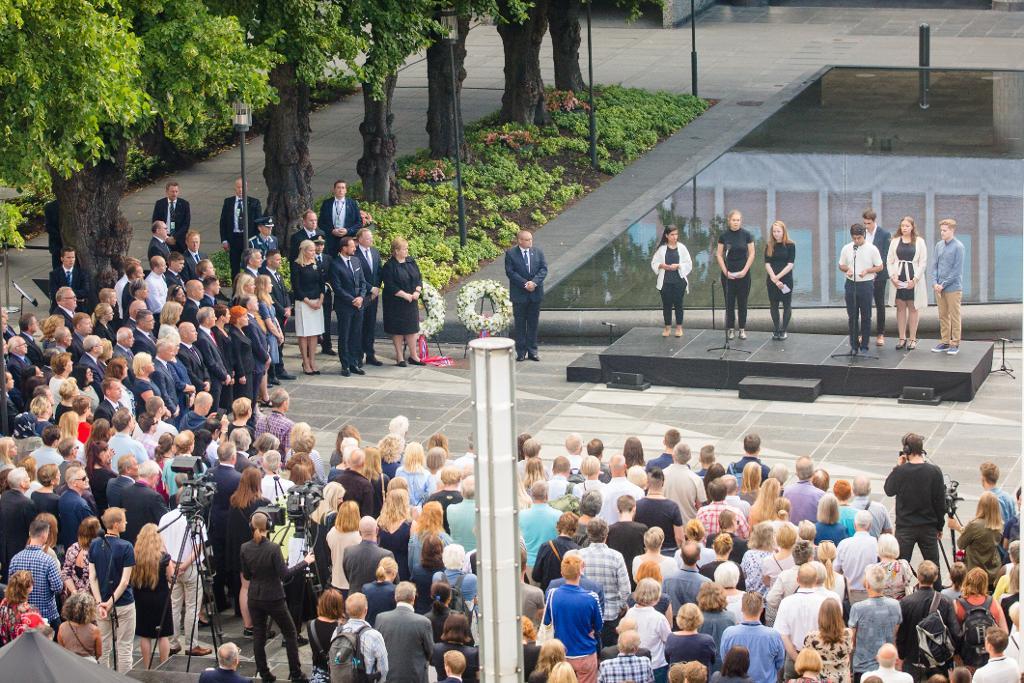 För första gången sedan 2011 lästes namnen på samtliga dödsoffren för terrordåden i Oslo och på Utøya vid den årliga minnesstunden i regeringskvarteren. Namnen lästes upp av medlemmar i AUF. (Foto: Braastad, Audun /NTB Scanpix/TT)