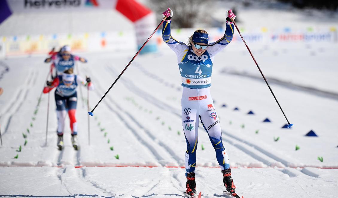 Jonna Sundling jublar efter att ha besegrat schweiziskan Nadine Fähndrich i en spurtduell i sprintstafetten i VM i Oberstdorf. Foto: Matthias Hangst/Getty Images