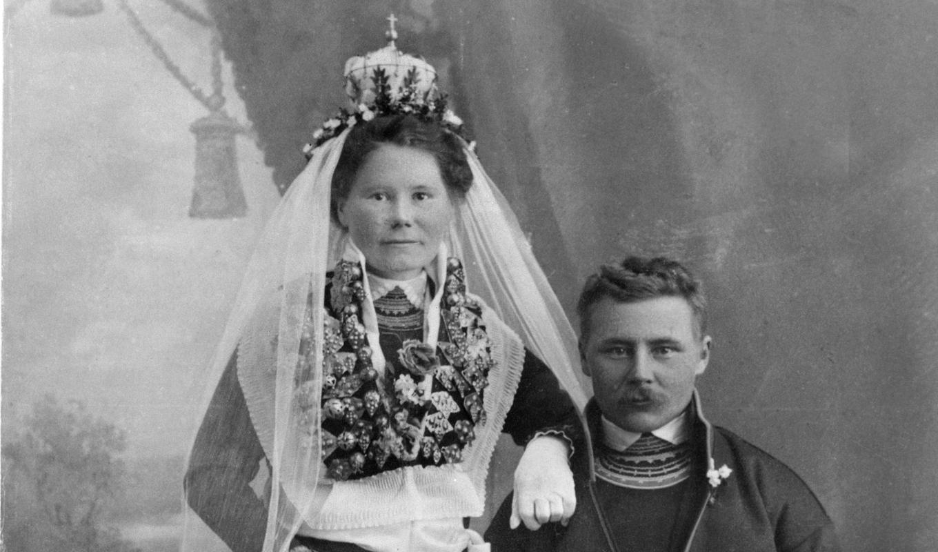 I början av 1900-talet var slöja och krona väldigt vanligt på samiska bröllop. Foto: Rådström, Hulda/Nordiska museet.