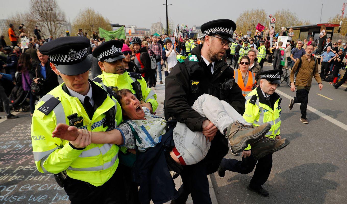 Den brittiska polisen har nu fått utökade befogenheter för att ta sig an aktivister som bland annat stör trafiken. Foto: Tolga Akmen/AFP via Getty Images