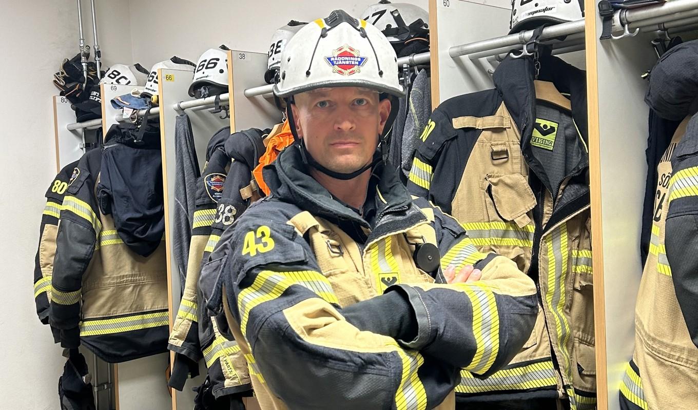 Marcus Aronsson, brandman vid Södra Älvsborgs Räddningstjänstförbund, vill att man gör undantag för räddningstjänsten och möjliggör dygnspass. Foto: Privat