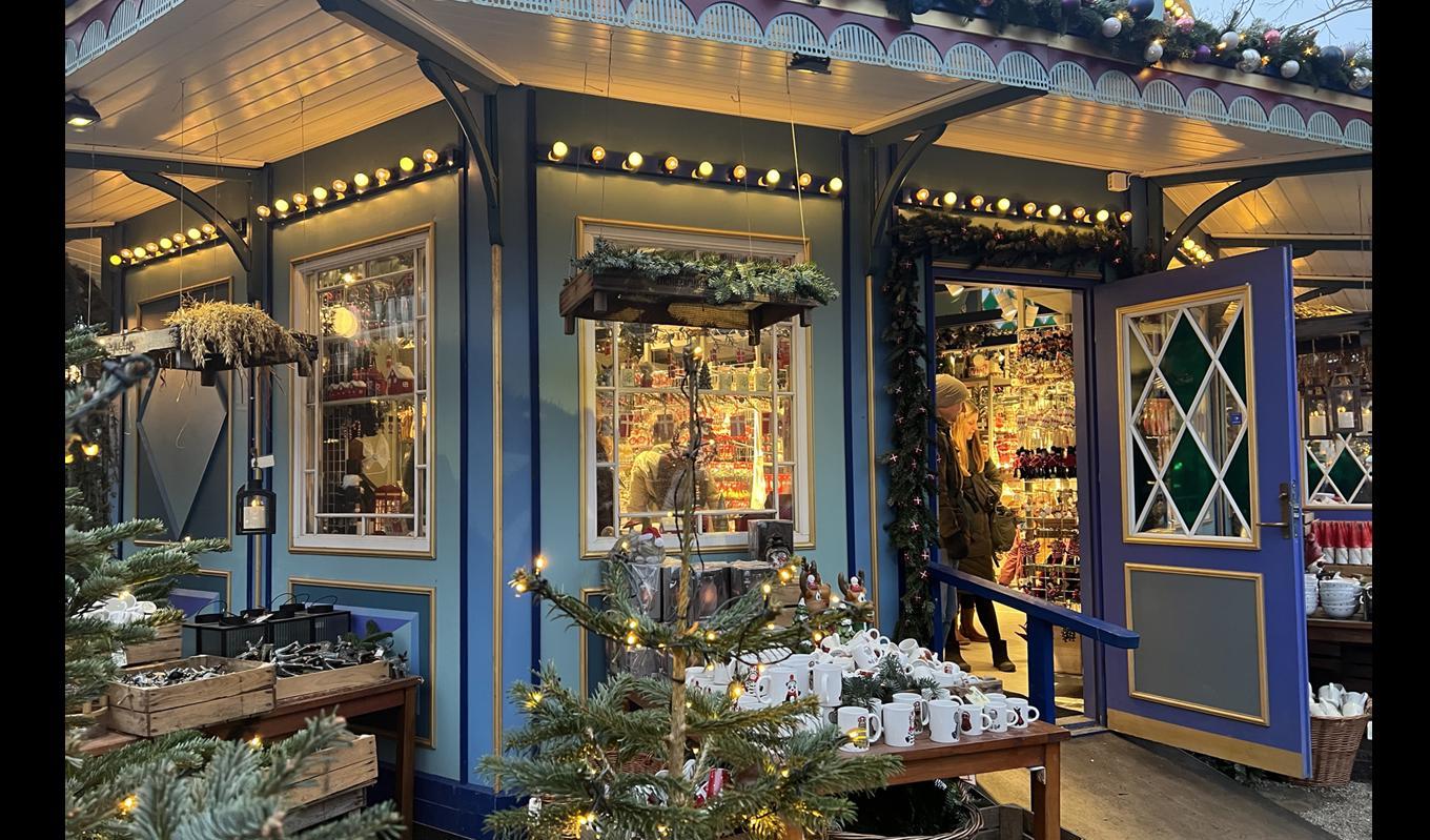 Julmarknaden på Tivoli håller fin standard och påminner om gamla tider. Julbodar säljer havrekärvar, träkorgar, stearinljus och tomtar. Foto: Kristina I. Kleinert