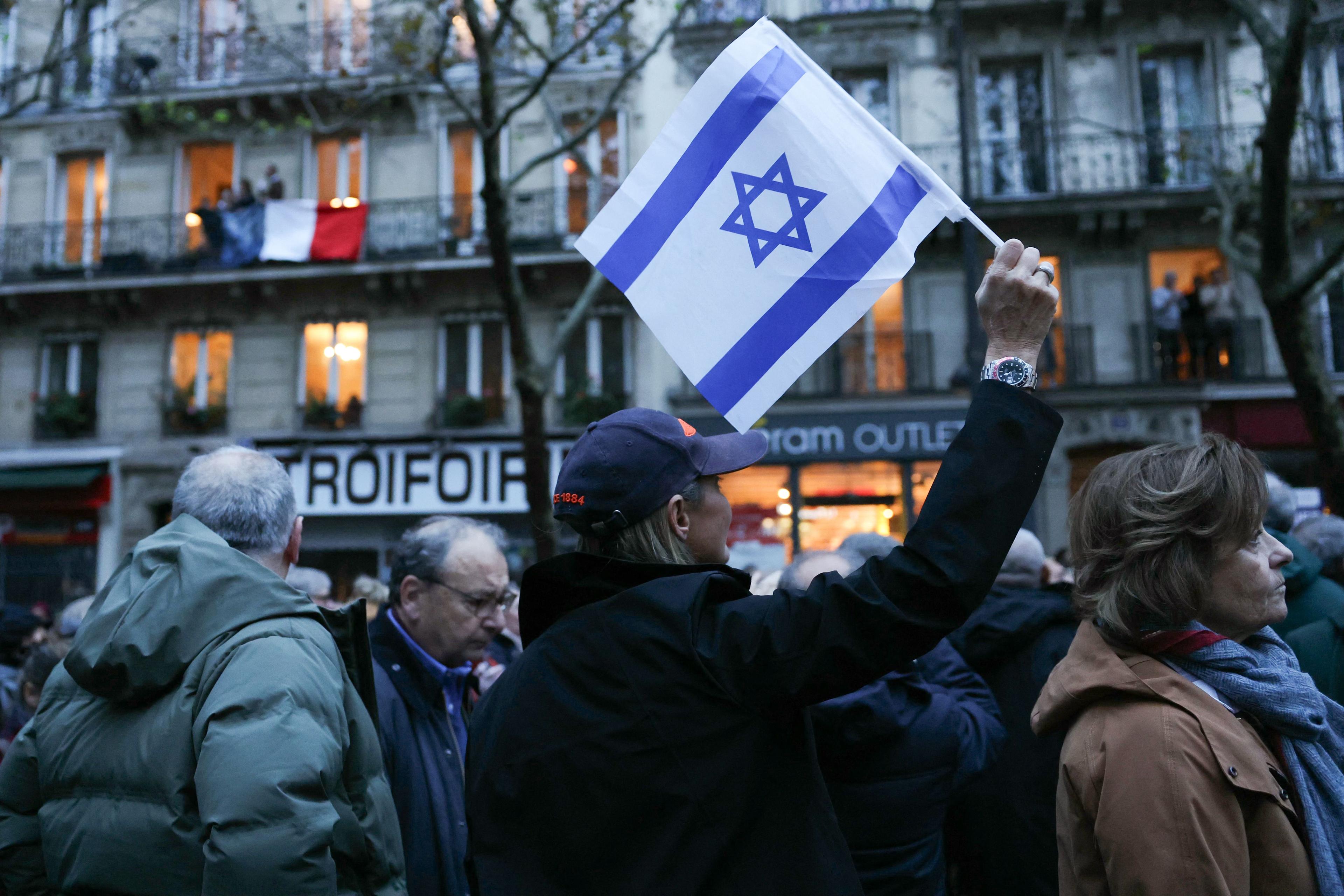 En kvinna viftar på en israelisk flagga i samband med en protestmarsch mot antisemitism i franska huvudstaden Paris den 12 november 2023. Foto: Thomas Somson/AFP via Getty Images