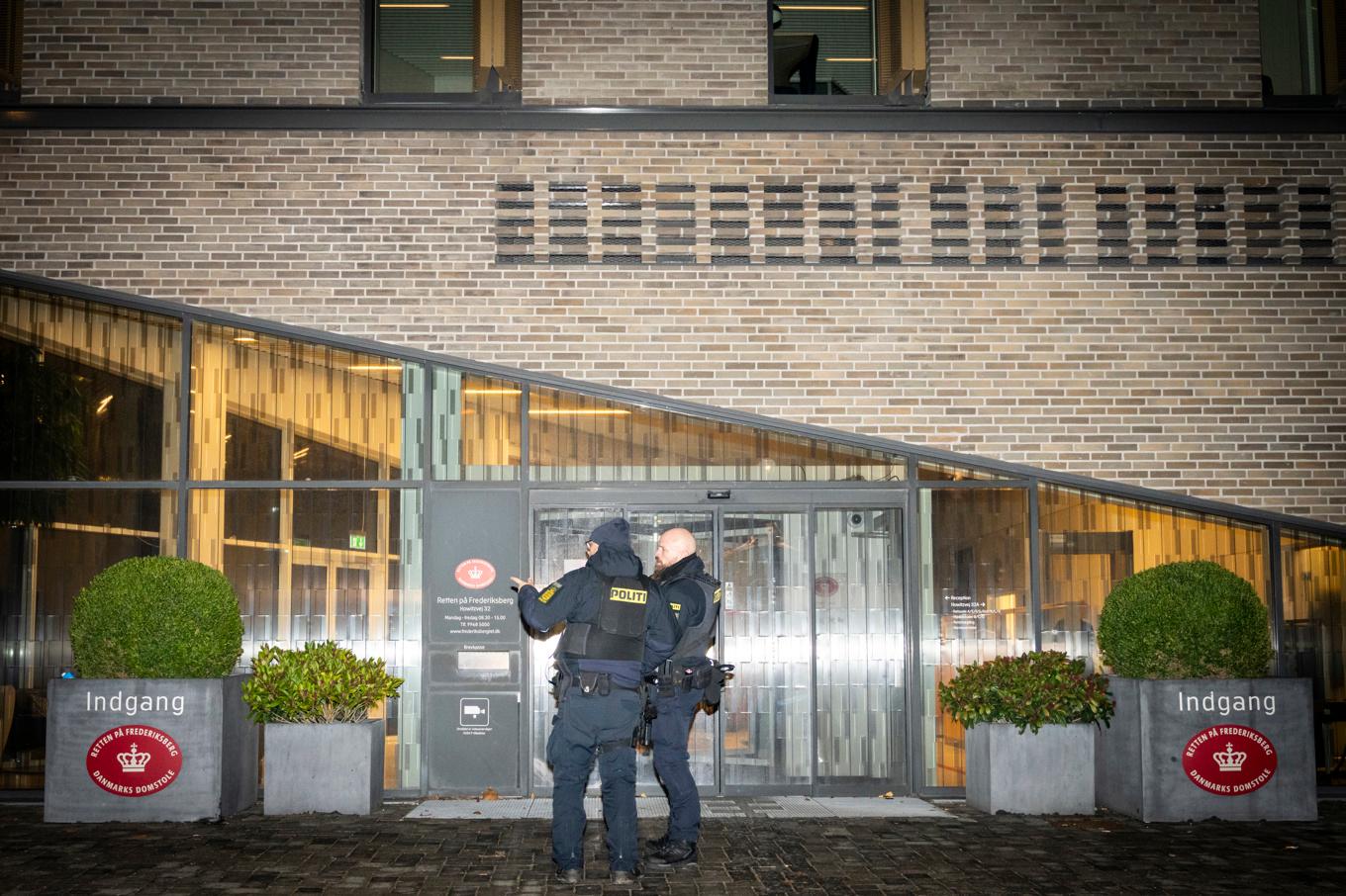 Poliser på vakt utanför byretten i Frederiksberg i Köpenhamn efter tillslagen den 14 december. Arkivbild. Foto: Emil Nicolai Helms/Ritzau Scanpix/TT