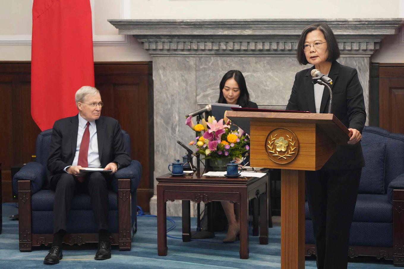 Förre amerikanska säkerhetsrådgivaren Stephen Hadley, till vänster och Taiwans president Tsai Ing-wen i talarstolen under mötet i Taipei. Foto: ADen Hsu/AP/TT