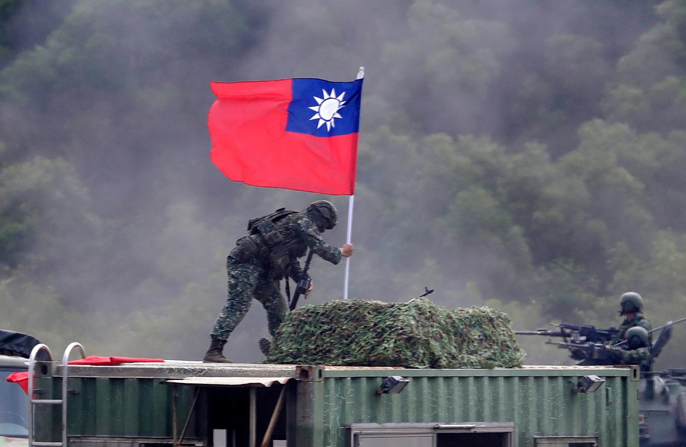 En soldat håller i en taiwanesisk flagga under en militärövning. Arkivbild Foto: ChiangYing-ying/AP/TT
