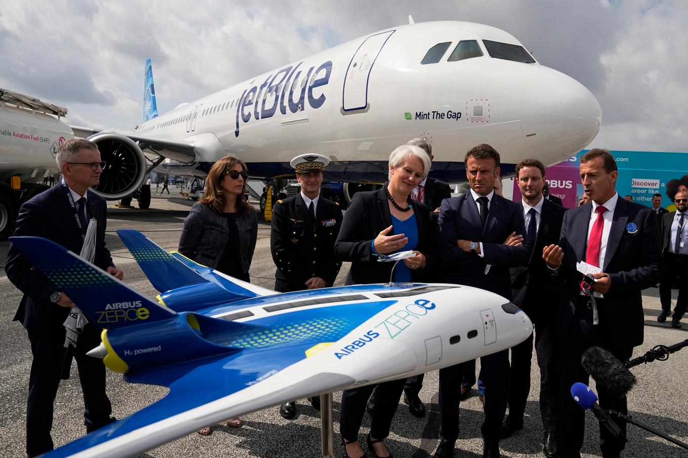 Frankrikes president Emmanuel Macron studerar en modell av ett Airbus Zero, en modell som är tänkt att drivas enbart av vätgas. Arkivbild. Foto: Michel Euler/AP/TT