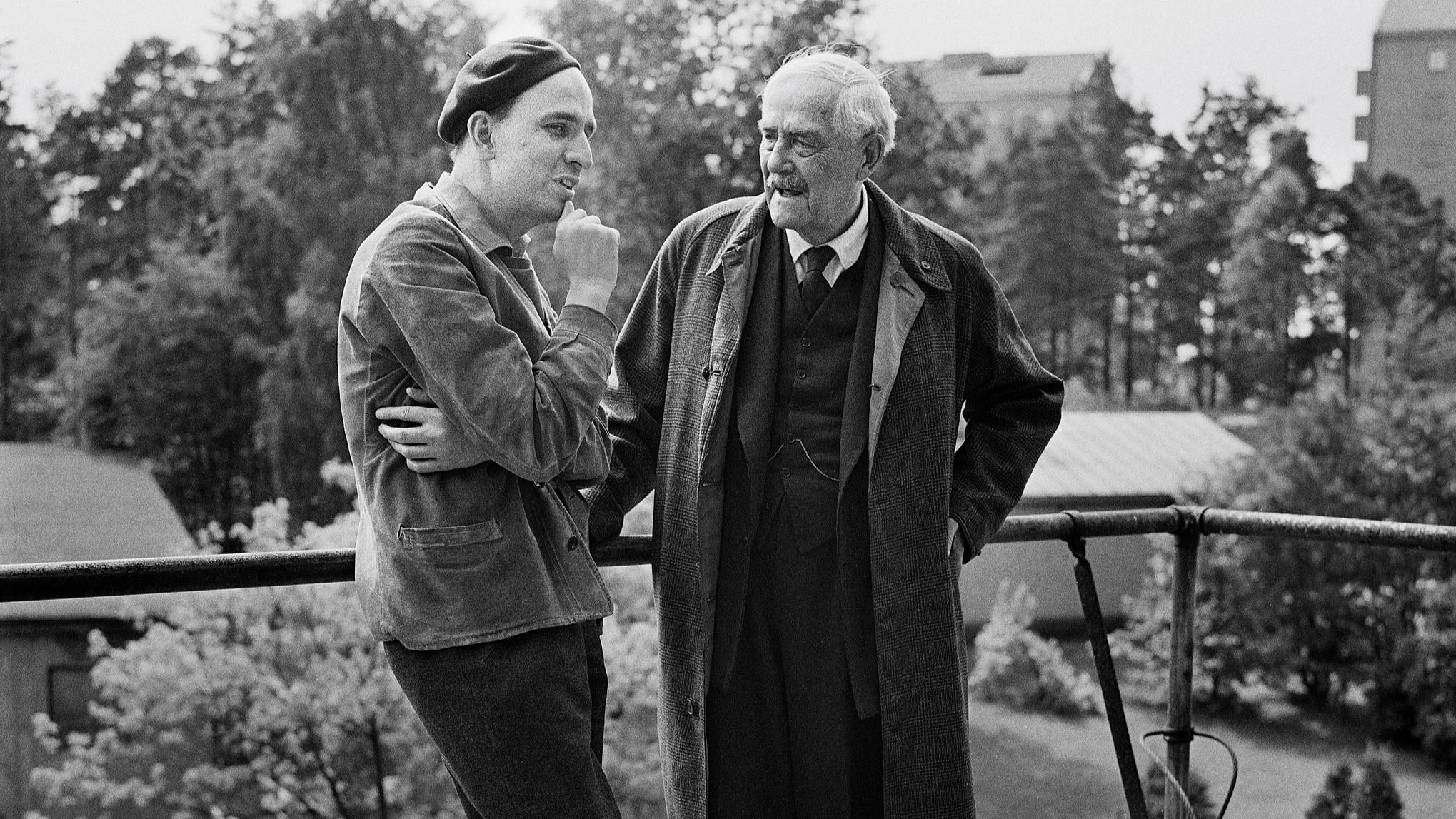 I frågor kring tro fann regissören konstnärliga möjligheter. Här med Victor Sjöström vid inspelningen av Smultronstället (1957). Foto: Åke Blomquist/SVD