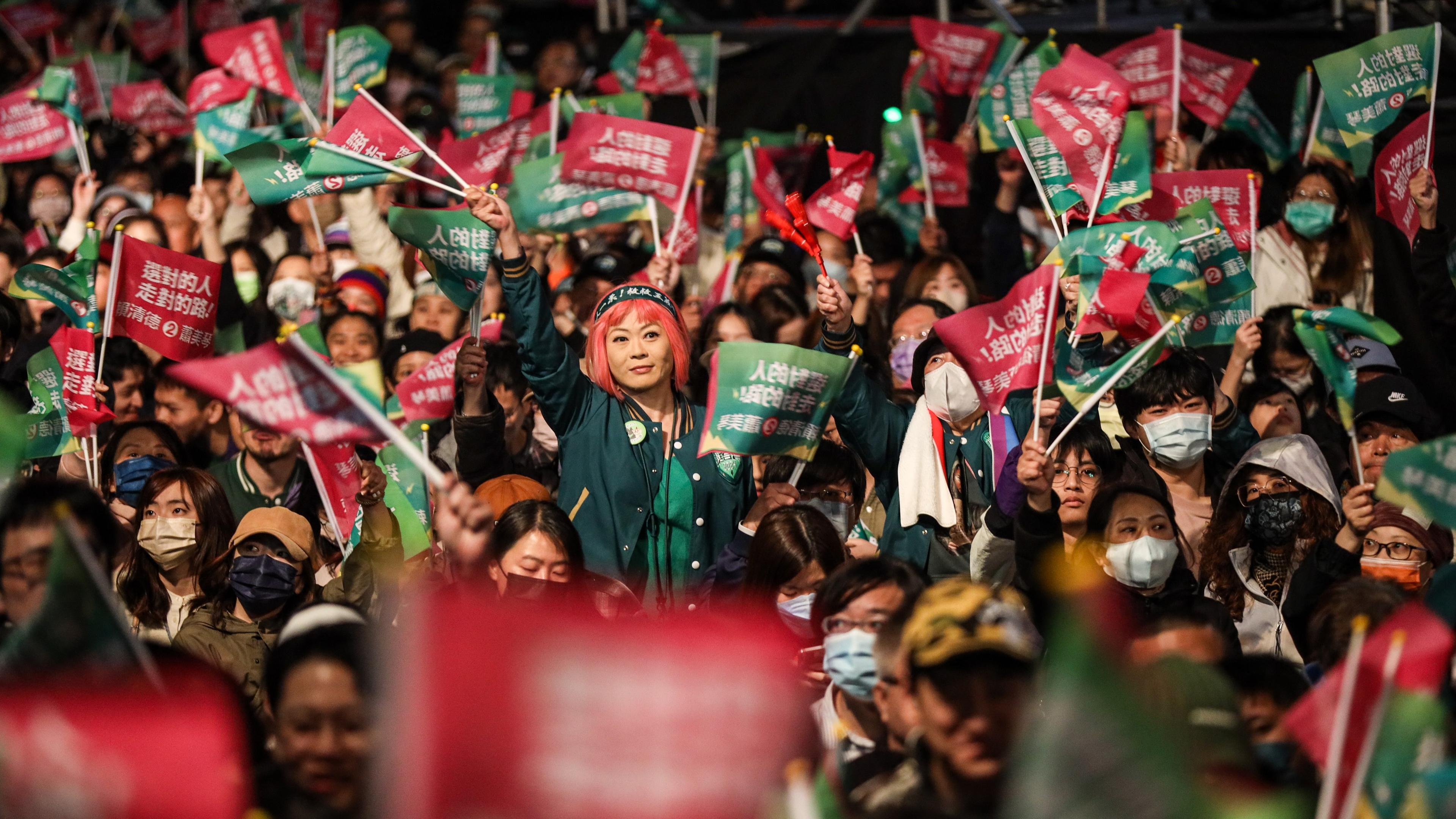 Firande supportrar till partiet DPP, vars kandidat vann presidentvalet i Taiwan. Landet har haft direktval till presidentposten sedan 1996. Foto: Annice Lyn/Getty Images