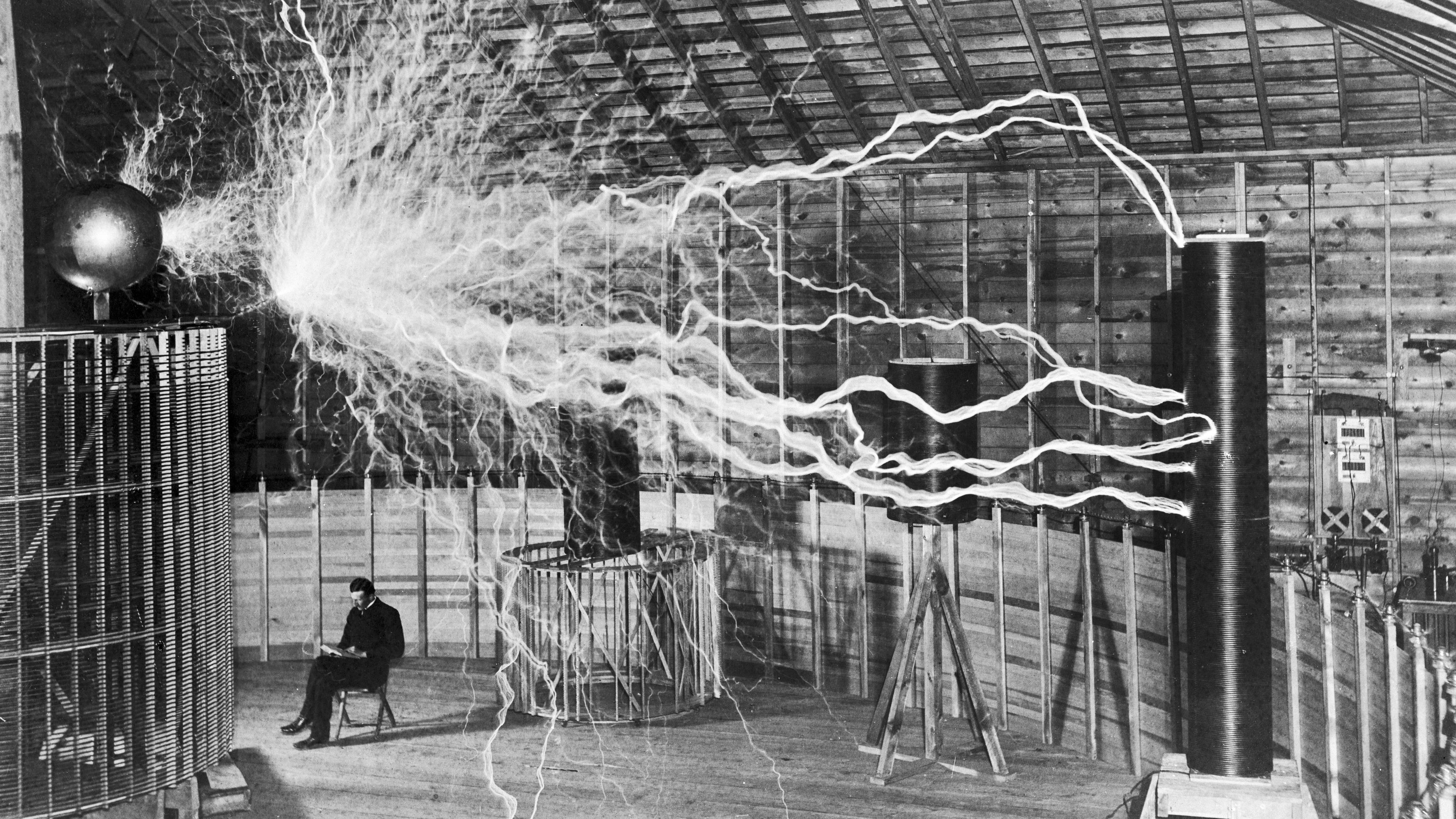 Den lika geniale som excentriske Nikola Tesla (1856-1943) i sitt laboratorium. Foto: Public Domain