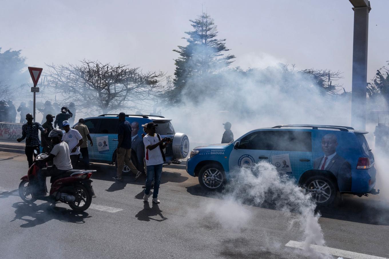 Kravallpoliser i Dakar sköt tårgas mot demonstranter i söndags. Foto: Stefan Kleinowitz/AP/TT
