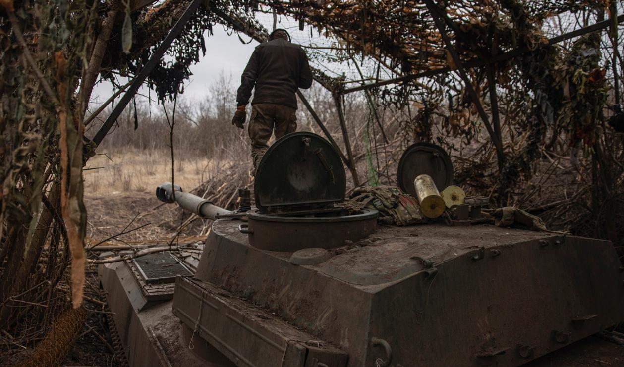 En ukrainsk soldat i länet Donetsk. Bild från 16 februari. Foto: Roman Chop via AP/TT