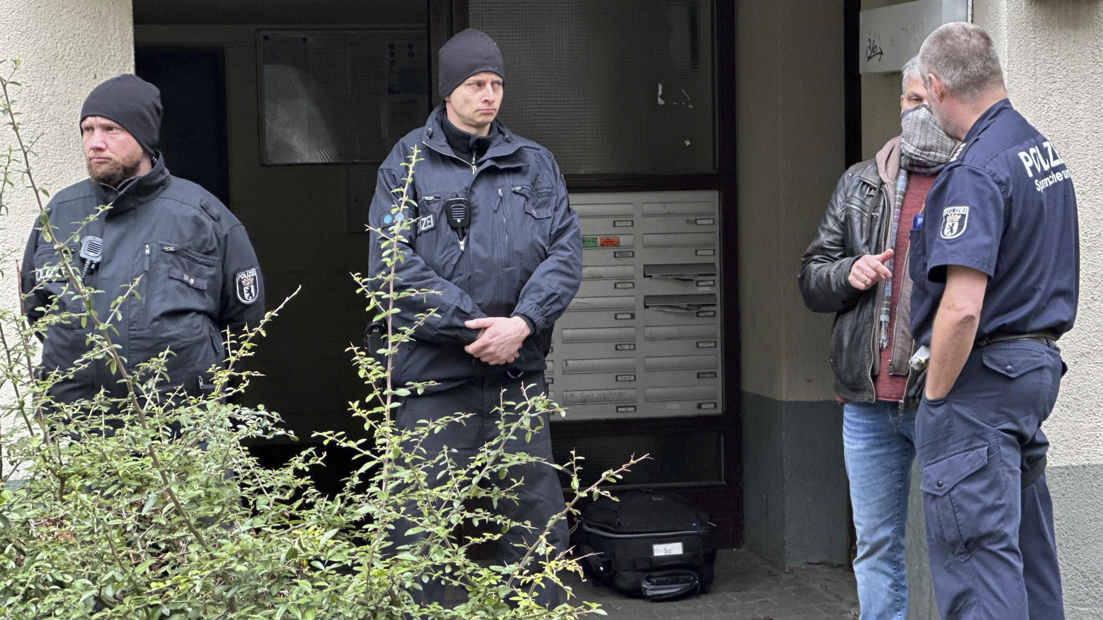 Poliser utanför flerfamiljshuset i Berlin där Daniela Klette greps i måndags kväll. Foto: Paul Zinken/DPA/AP/TT