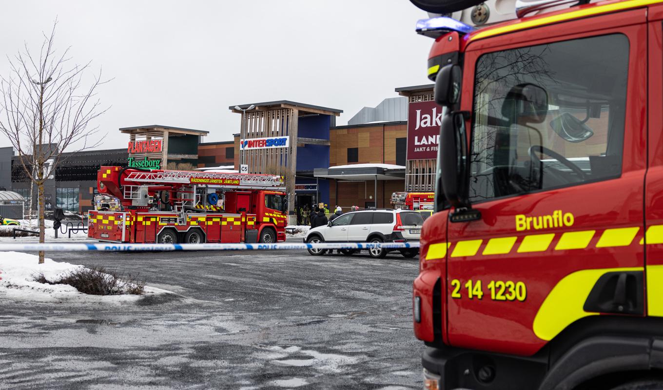Taket till en sportbutik i Lillänge köpcentrum har rasat in.Tre personer fick föras till sjukhus men har under dagen lämnat. Foto: Per Danielsson/TT