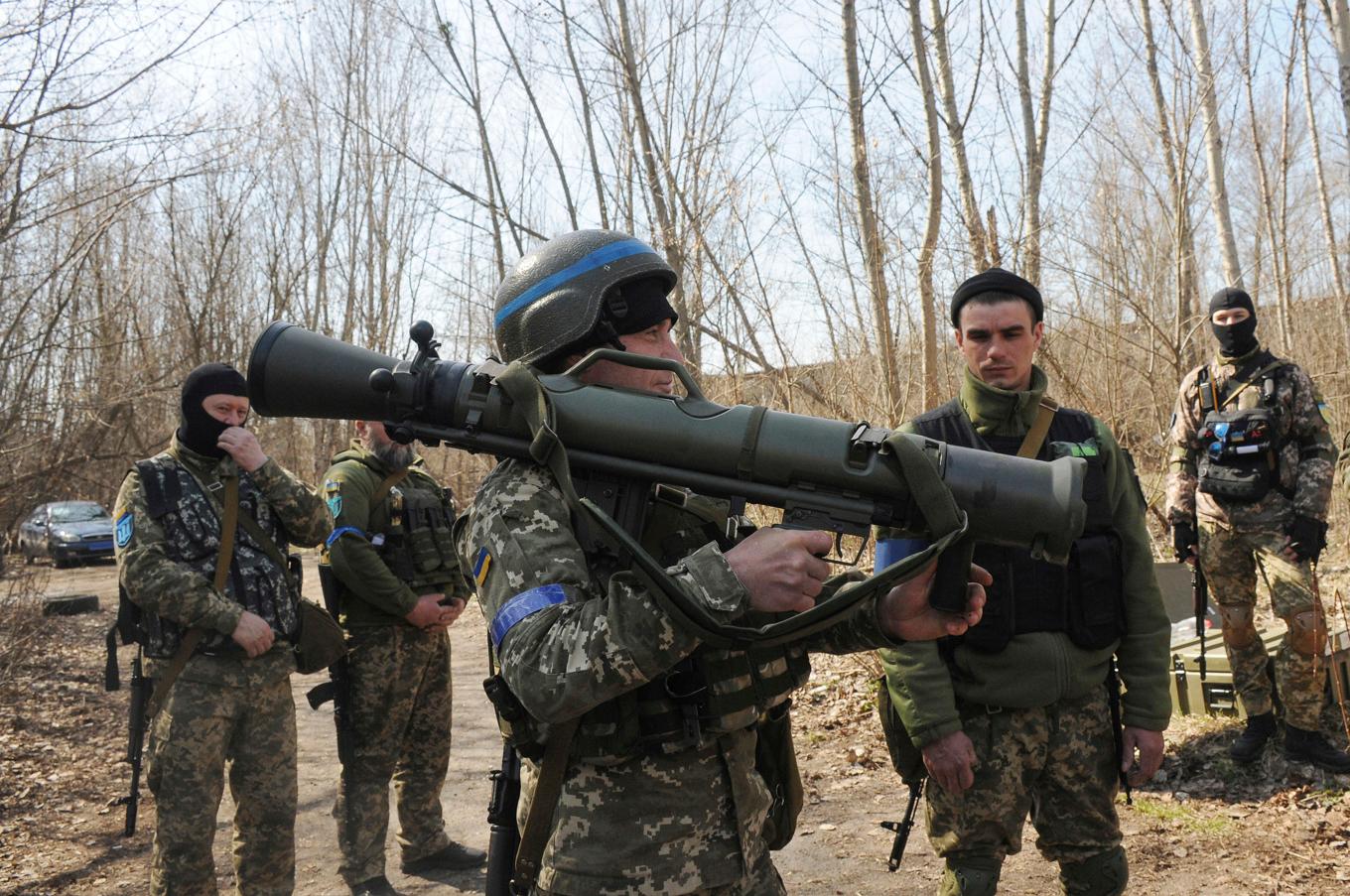 Ukrainas armé använder granatgeväret Carl Gustaf i försvaret mot Ryssland. Arkivbild. Foto: Andrew Marienko/AP/TT