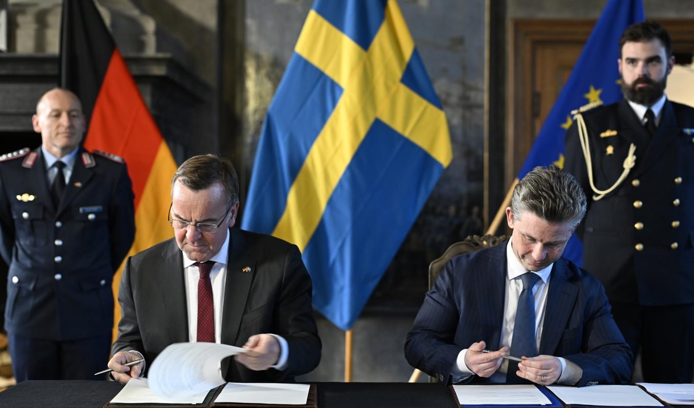 Tysklands försvarsminister Boris Pistorius och Sveriges dito Pål Jonson skriver under ett uppdaterad avsiktsförklaring om det bilaterala samarbetet mellan länderna. Foto: Pontus Lundahl/TT