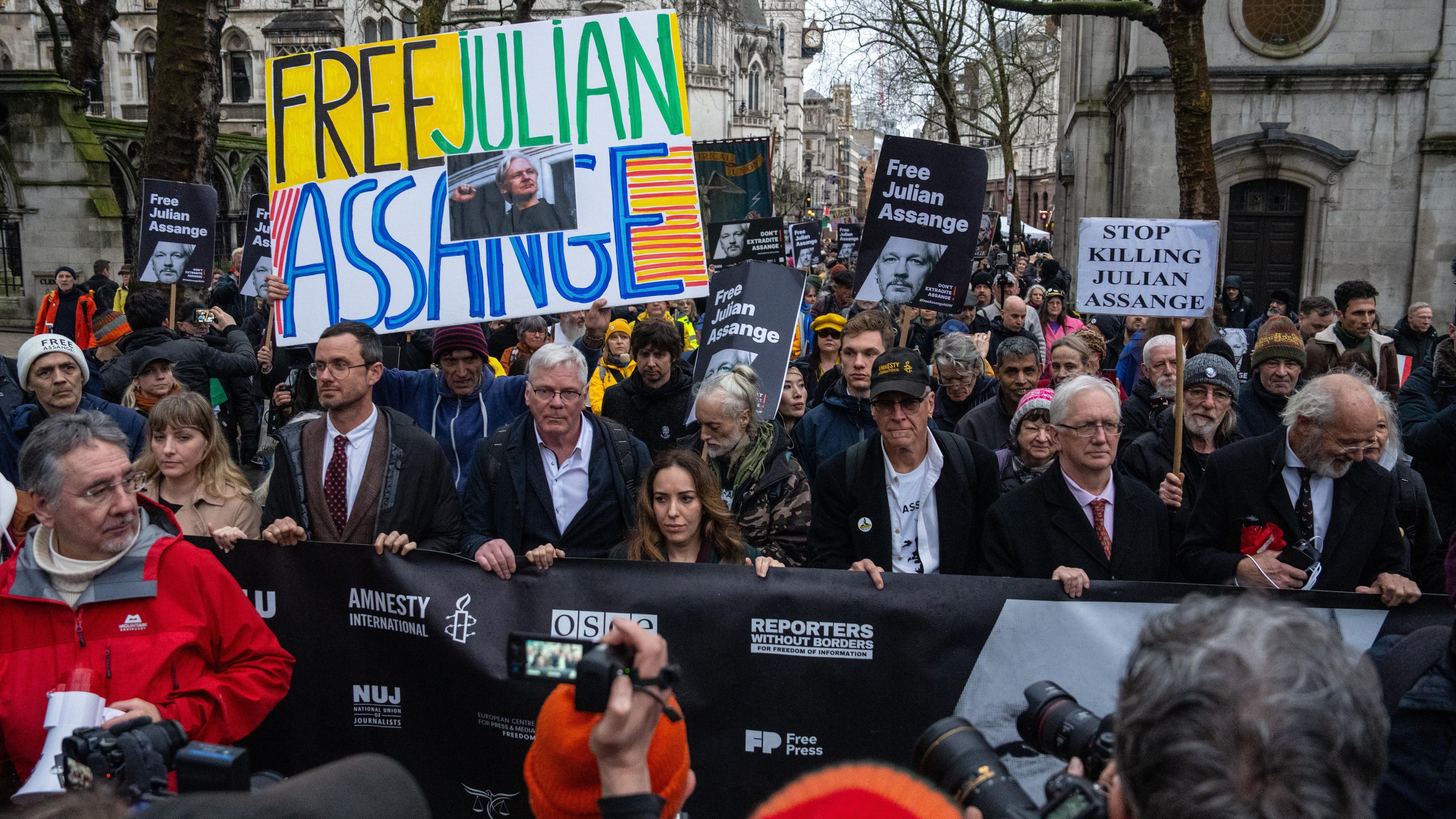 Supportrar till Julian Assange, inklusive hans fru Stella Assange, marscherar från High Court till Downing Street i London den 21 februari. Foto: Carl Court/Getty Images
