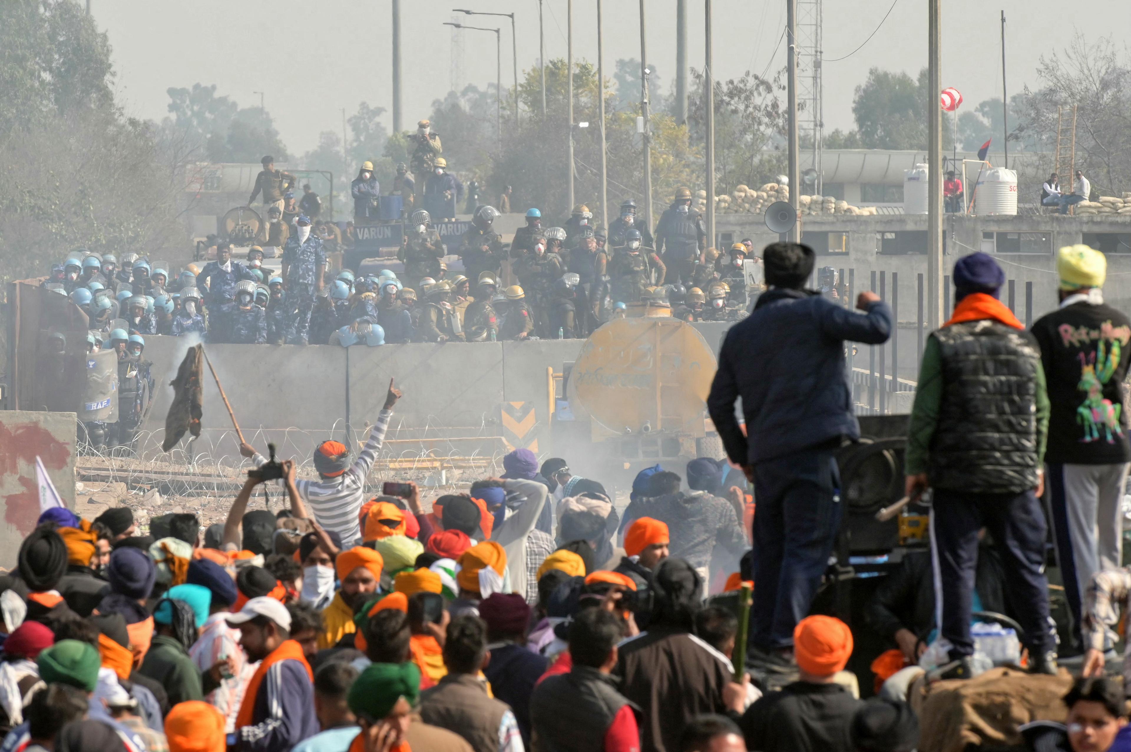 Polis och personal från Rapid Action Force (RAF) blockerar en motorväg för att hindra lantbrukare från att marschera mot New Delhi i Indien den 16 februari. Foto: Narinder Nanu/AFP via Getty Images