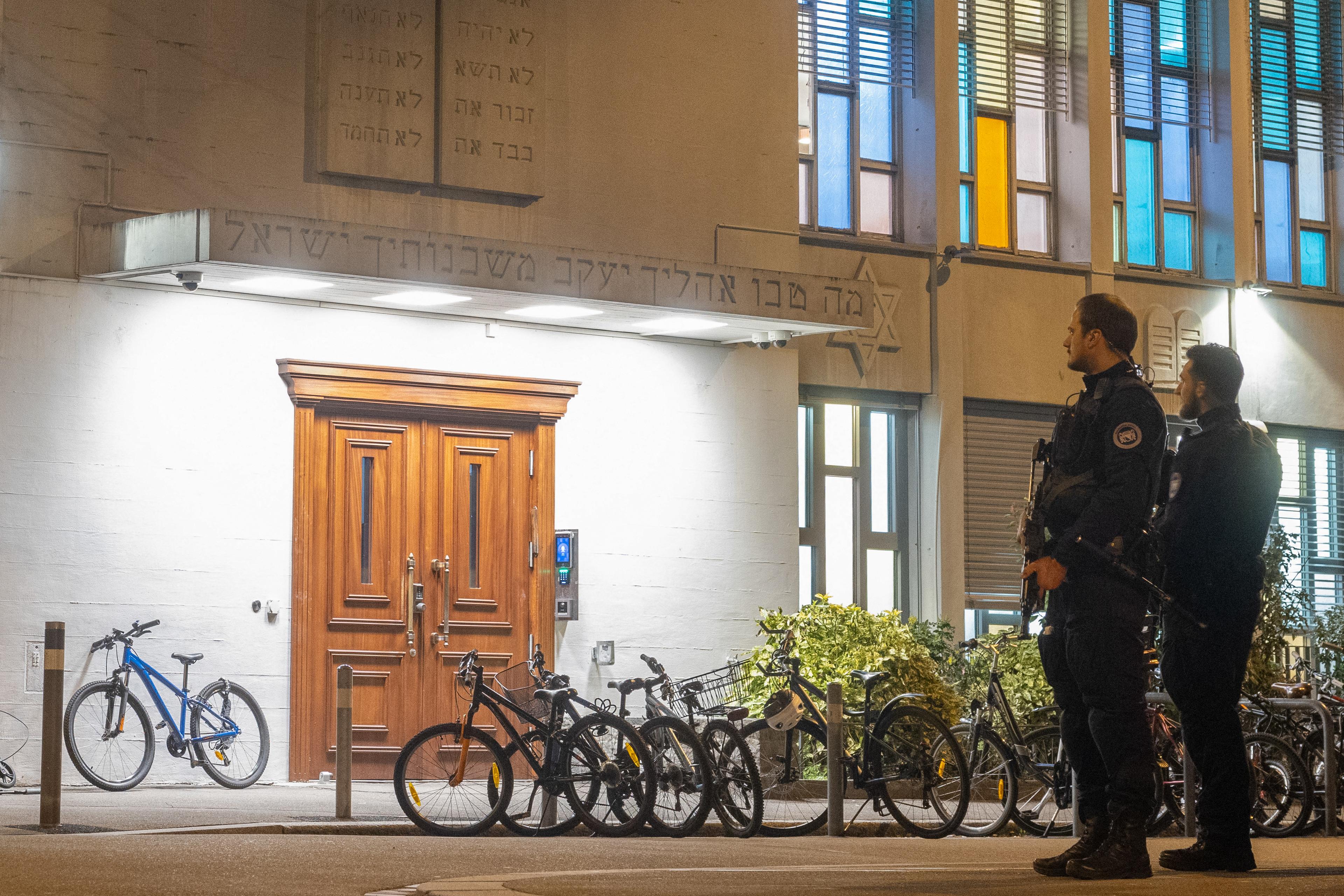 Poliser bevakar synagogan Agudas Achim i Zürich den 3 mars efter att en judisk man knivhöggs på lördagen den 2 mars. Foto: Arnd Wiegmann/AFP via Getty Images