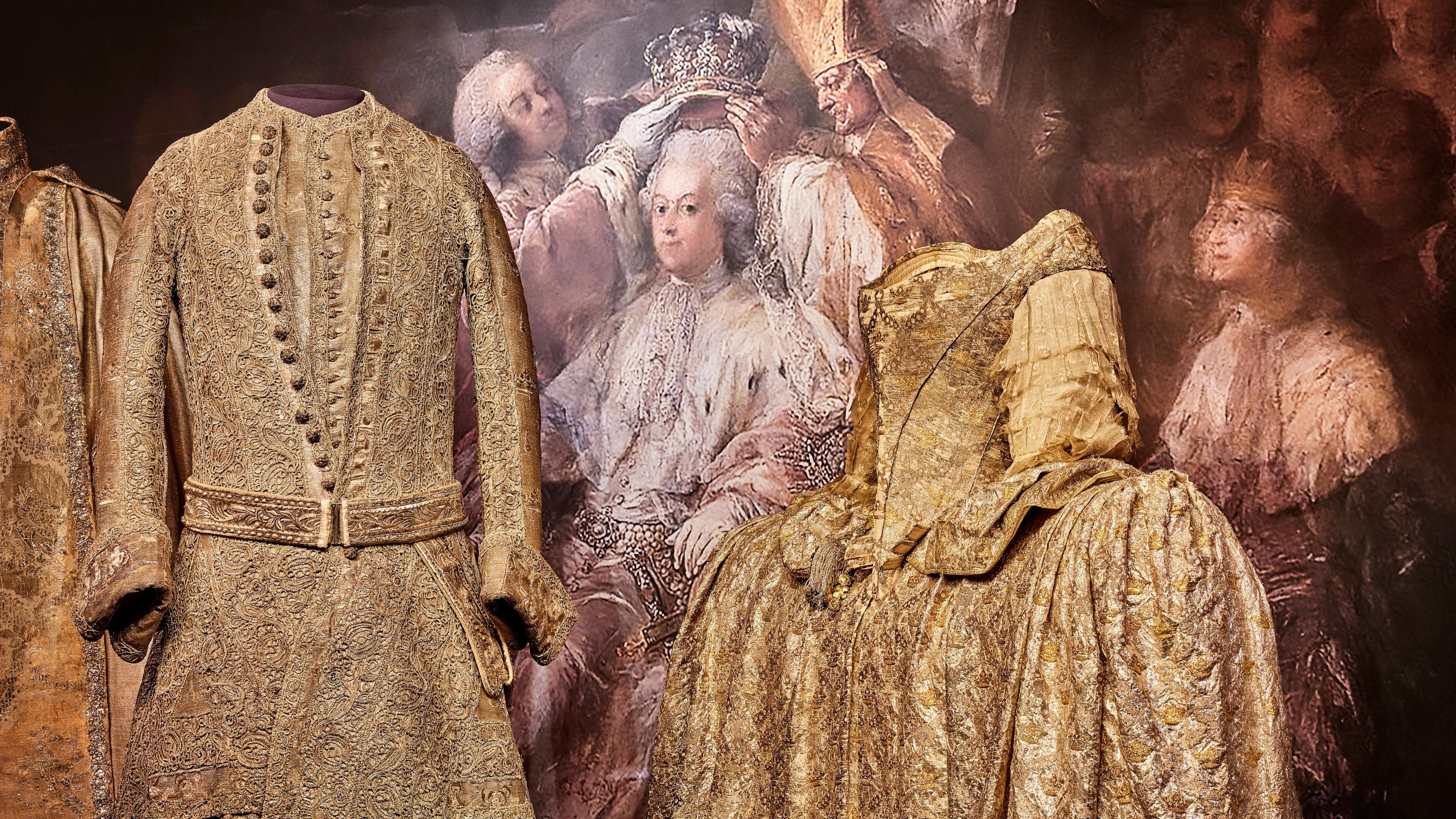 Gustav III:s och Sofia Magdalenas magnifika kröningsdräkter är konstverk som uppvisar häpnadsväckande sömnadskonst. Foto: Helena Bonnevier, Statens historiska museer