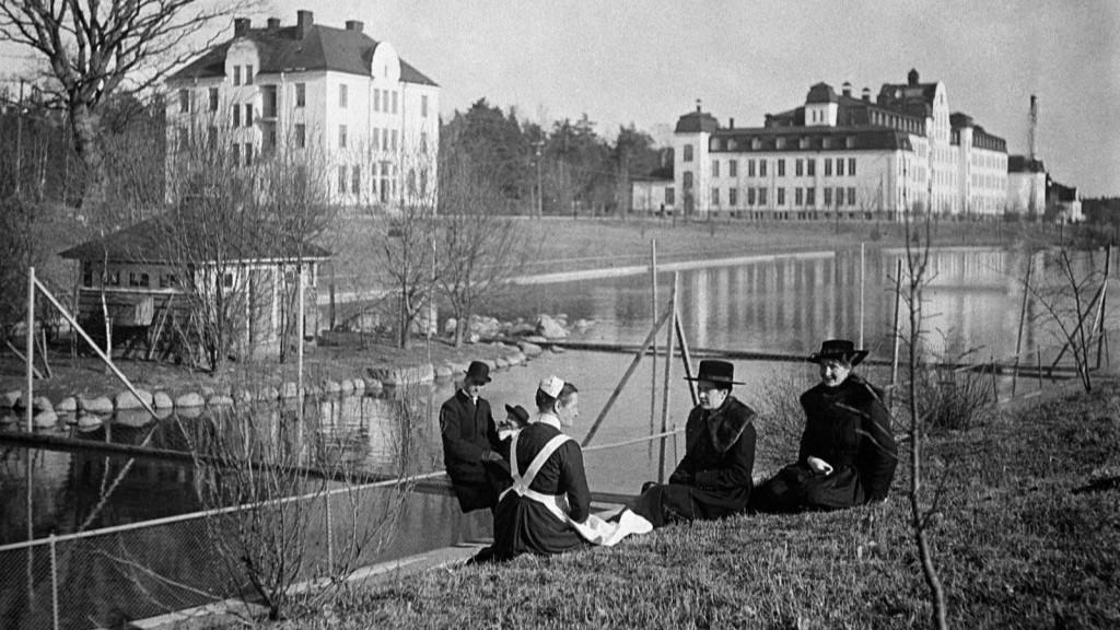 Patientvården består till stor del av övervakning när Långbro öppnar år 1910. Väl ute i solen lindras det formella och rollerna blir något mindre tydliga. Foto: Okänd