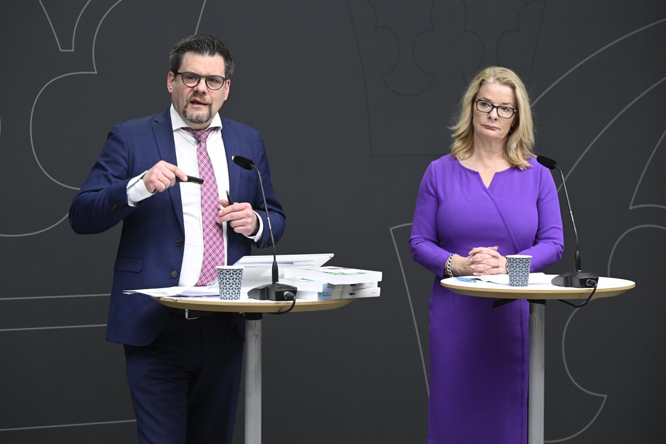Regeringens särskilde utredare Jonas Trolle överlämnade på onsdagen ett delbetänkande till skolminister Lotta Edholm (L). Foto: Jessica Gow/TT