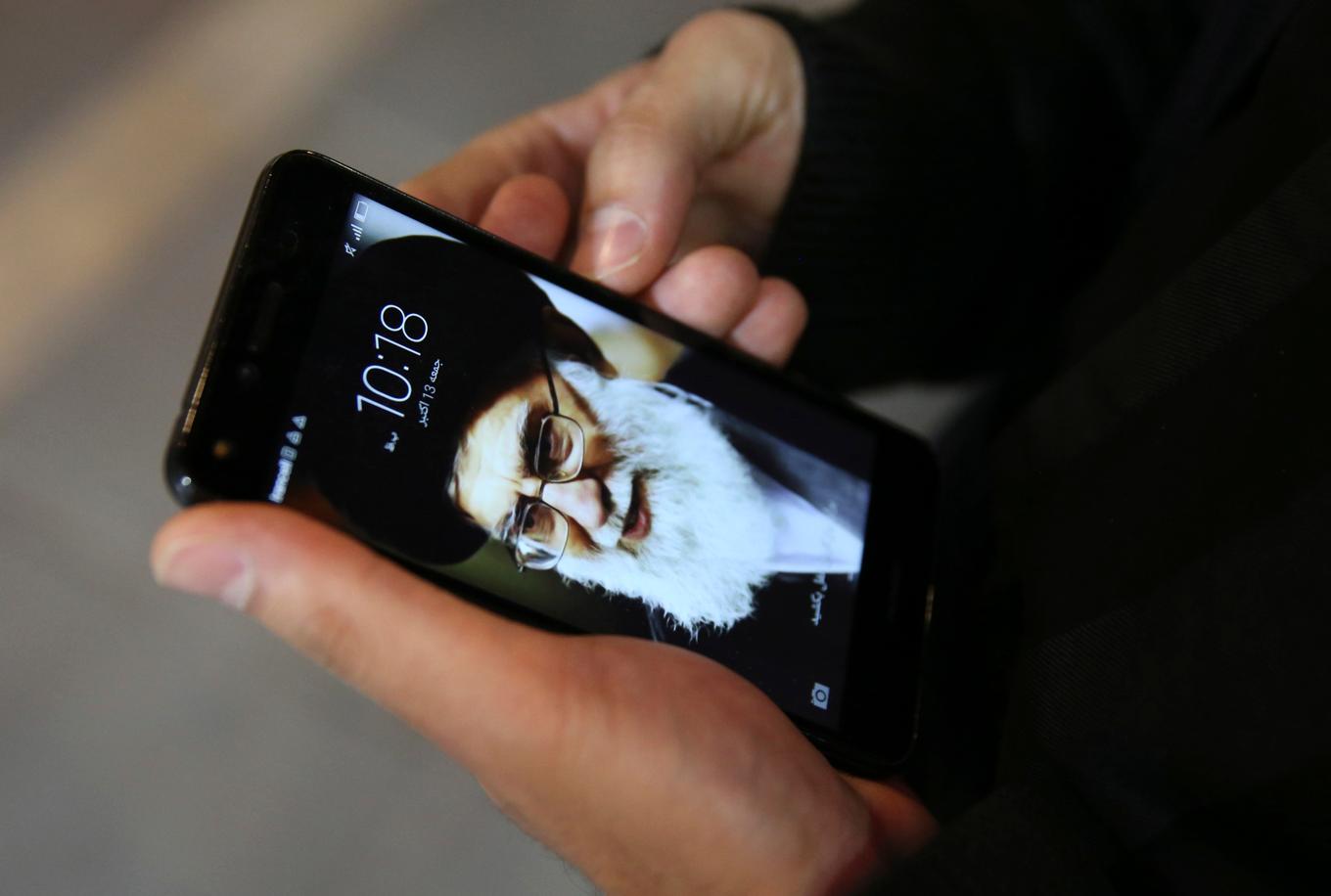 Irans högste ledare ayatolla Ali Khamenei som bakgrundsbild på en mobiltelefon. Arkivbild. Foto: Vahid Salemi/AP/TT
