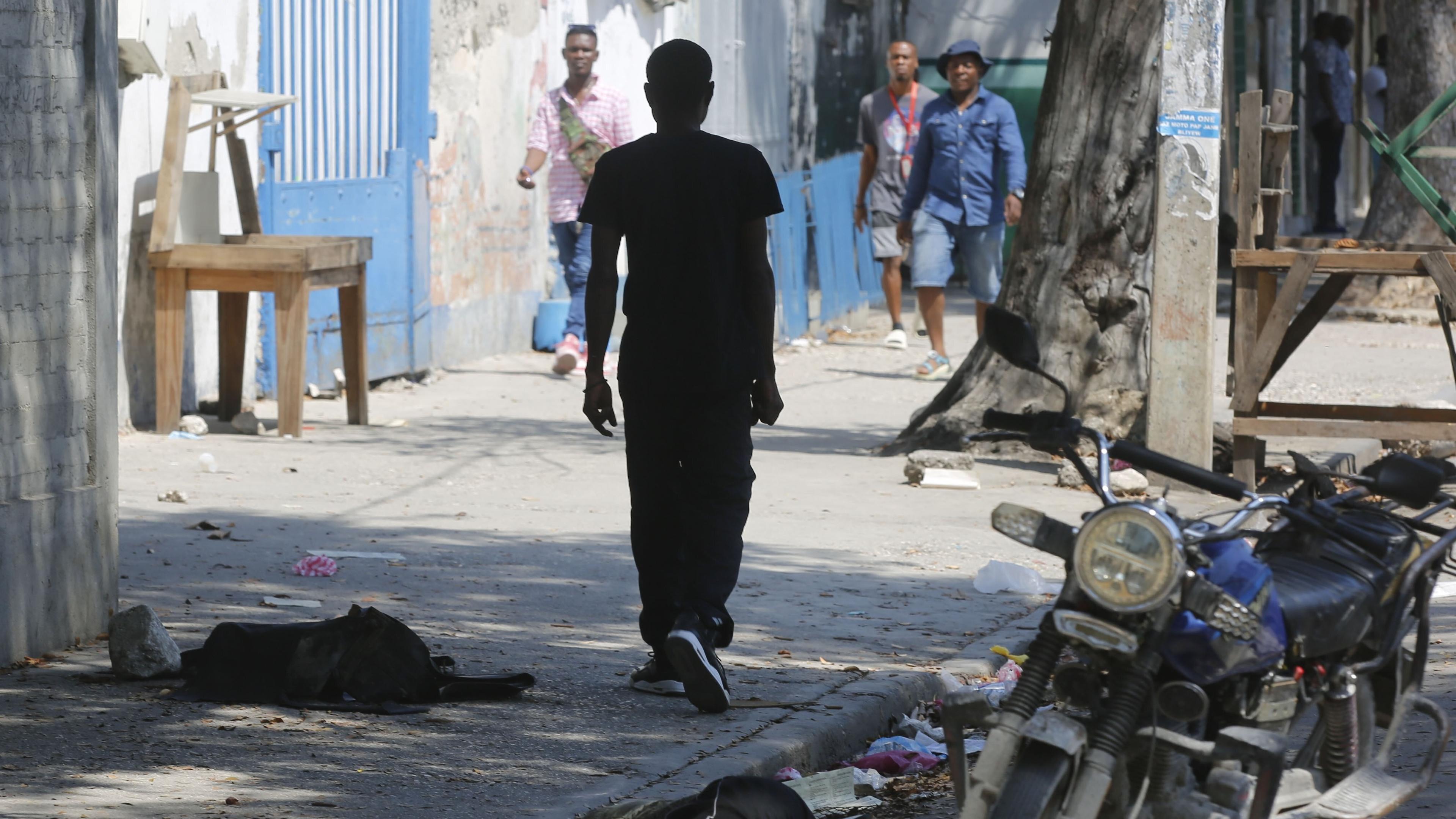 En livlös kropp på en gata i Haitis huvudstad Port-au-Prince den 11 mars. Foto: Odelyn Joseph/AP/TT