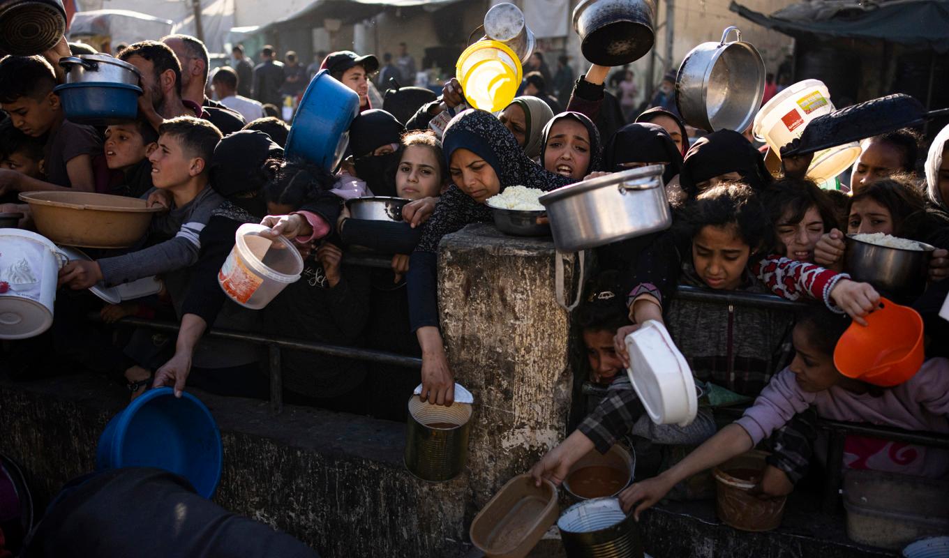 Palestinier i Rafah väntar på nödleverans av mat. Bilden tagen på tisdagen. Foto: Fatima Shbair/AP/TT