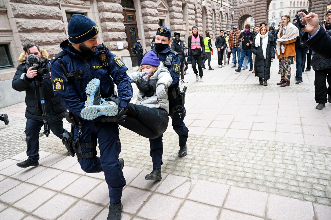 Greta Thunberg bärs bort till en polisbuss. Foto: Fredrik Sandberg/TT