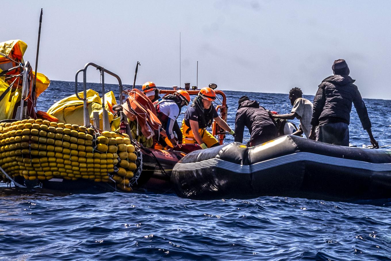 Migranter evakueras från en gummibåt av hjälporganisationen SOS Méditeranée. Bild från i tisdags. Foto: Johanna de Tessieres/AP/TT