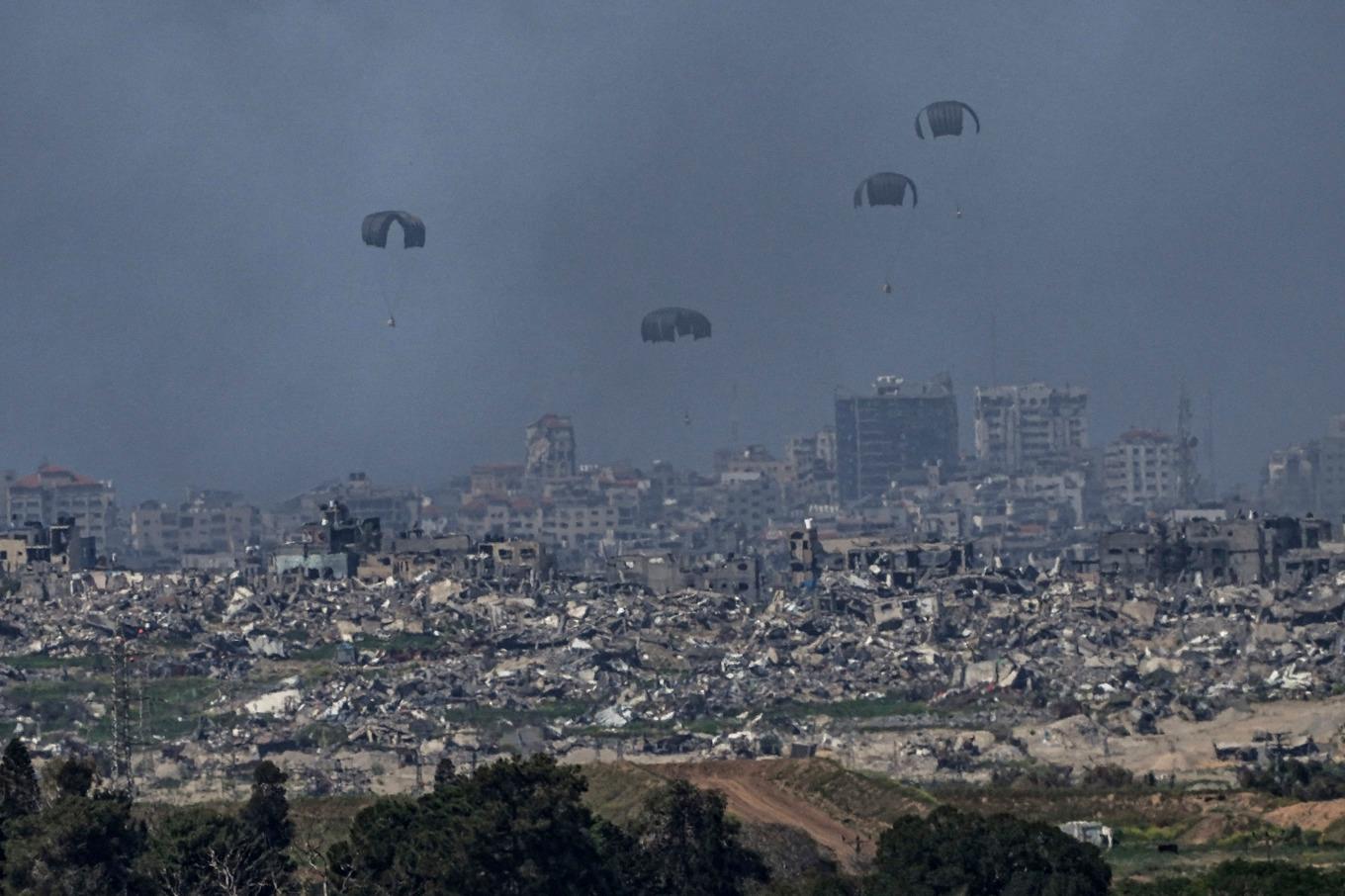 Nödhjälp släpps över Gaza där nu terrorstämplade Hamas har lagt fram ett förslag på vapenvila. Bild från tidigare i mars. Foto: Tsafrir Abayov/AP/TT