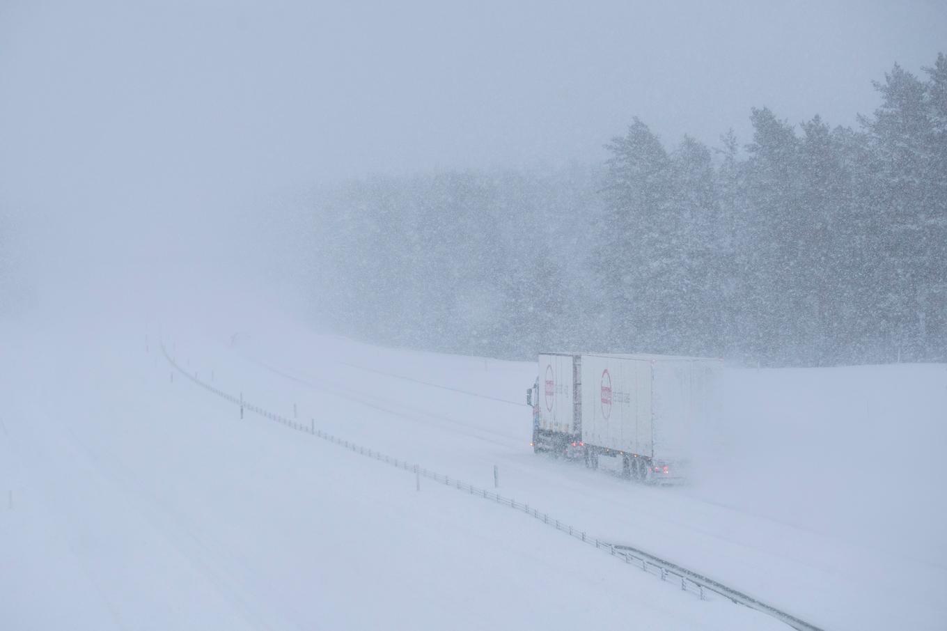Vind i kombination med snö kan göra det svårmanövrerat i Stockholm och Uppland i helgen. Arkivbild. Foto: Mats Andersson/TT