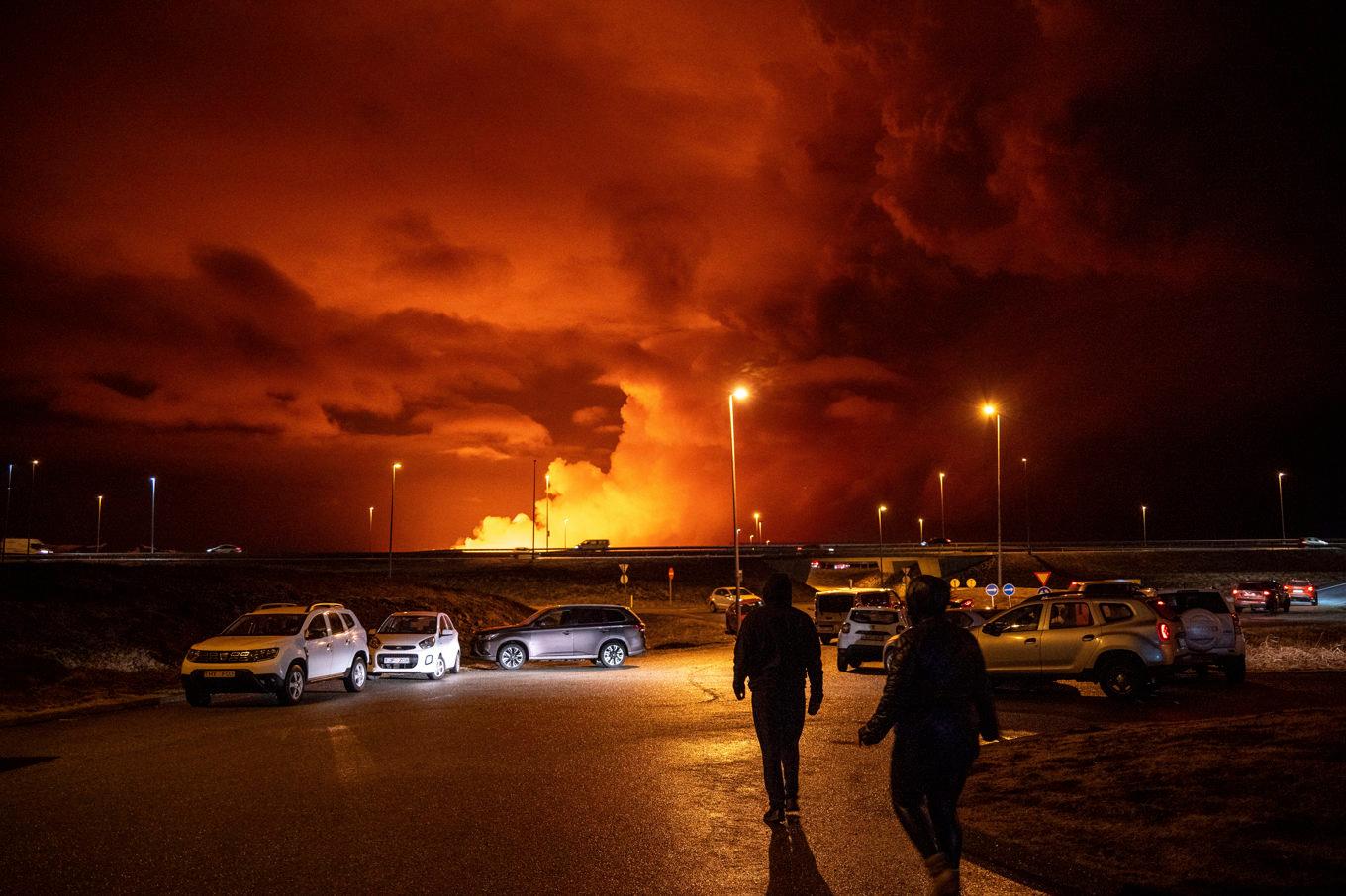 Rök från den vulkaniska aktiviteten efter det senaste utbrottet lördagen 16 mars. Foto: Marco di Marco/AP/TT