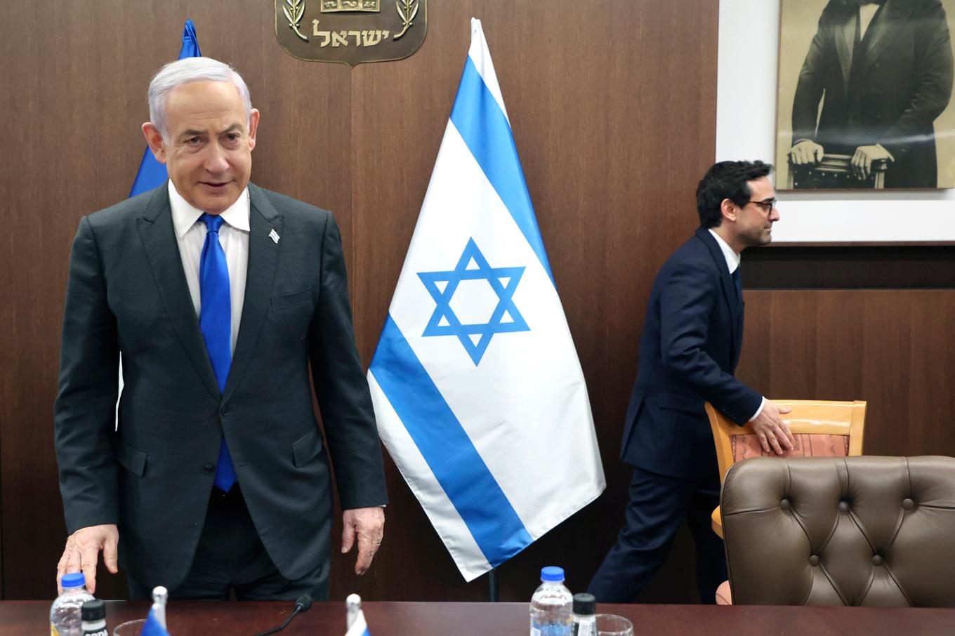 Israels premiärminister Benjamin Netanyahu (till vänster) i samband med ett möte med franske utrikesministern Stephane Sejourne i februari tidigare i år. Foto: Gil Cohen-Magen/AP/TT