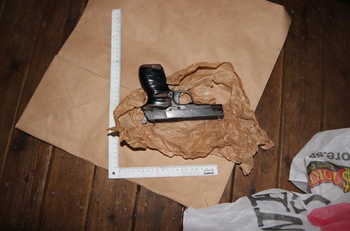 En av pistolerna som hittades vid mannens bostad. Bild från polisens utredning. Foto: Polisen