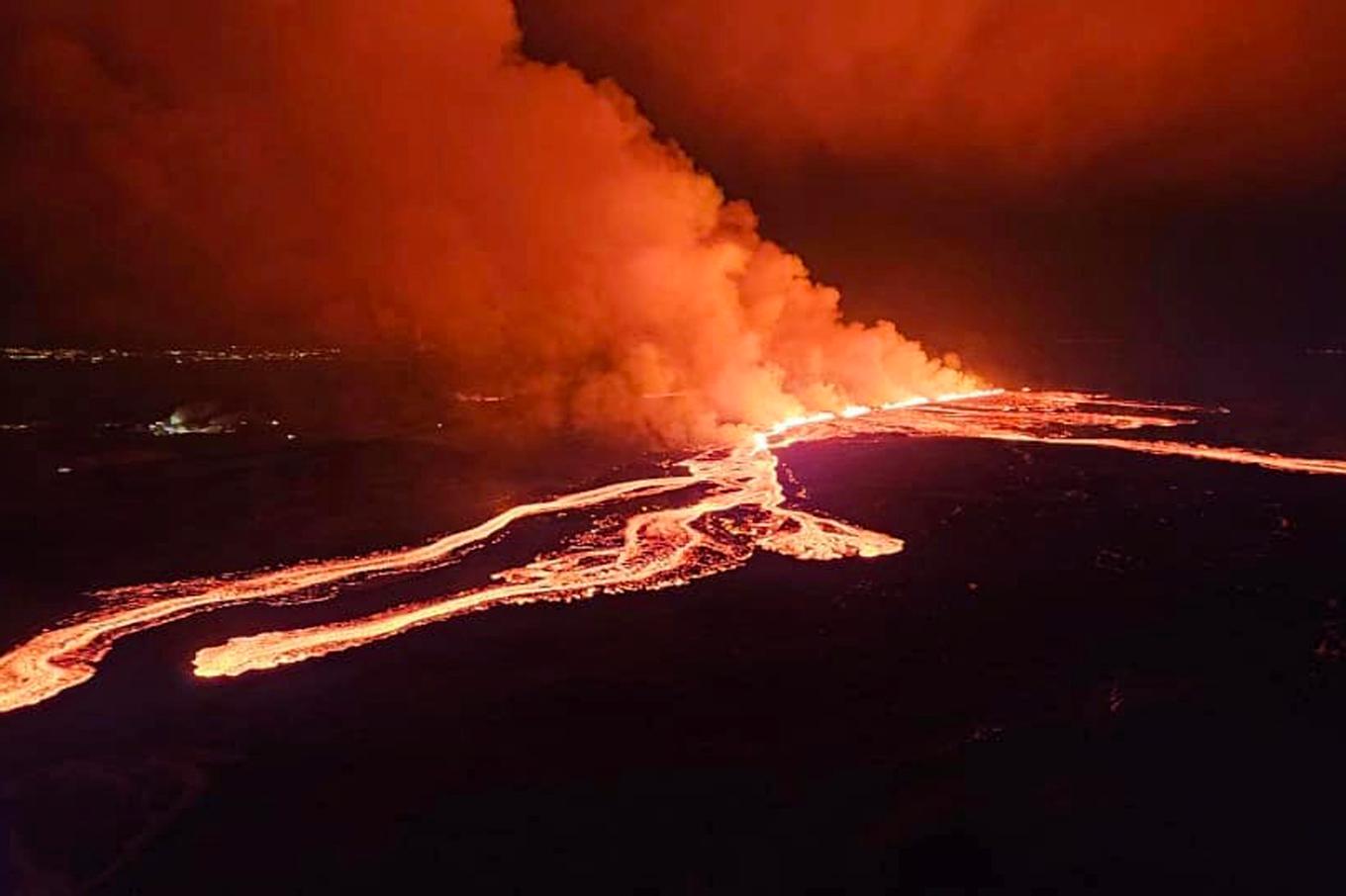 Lavan flödar åt två håll från vulkanen, men långsamt. Foto: Islands civilförsvar/AP/TT