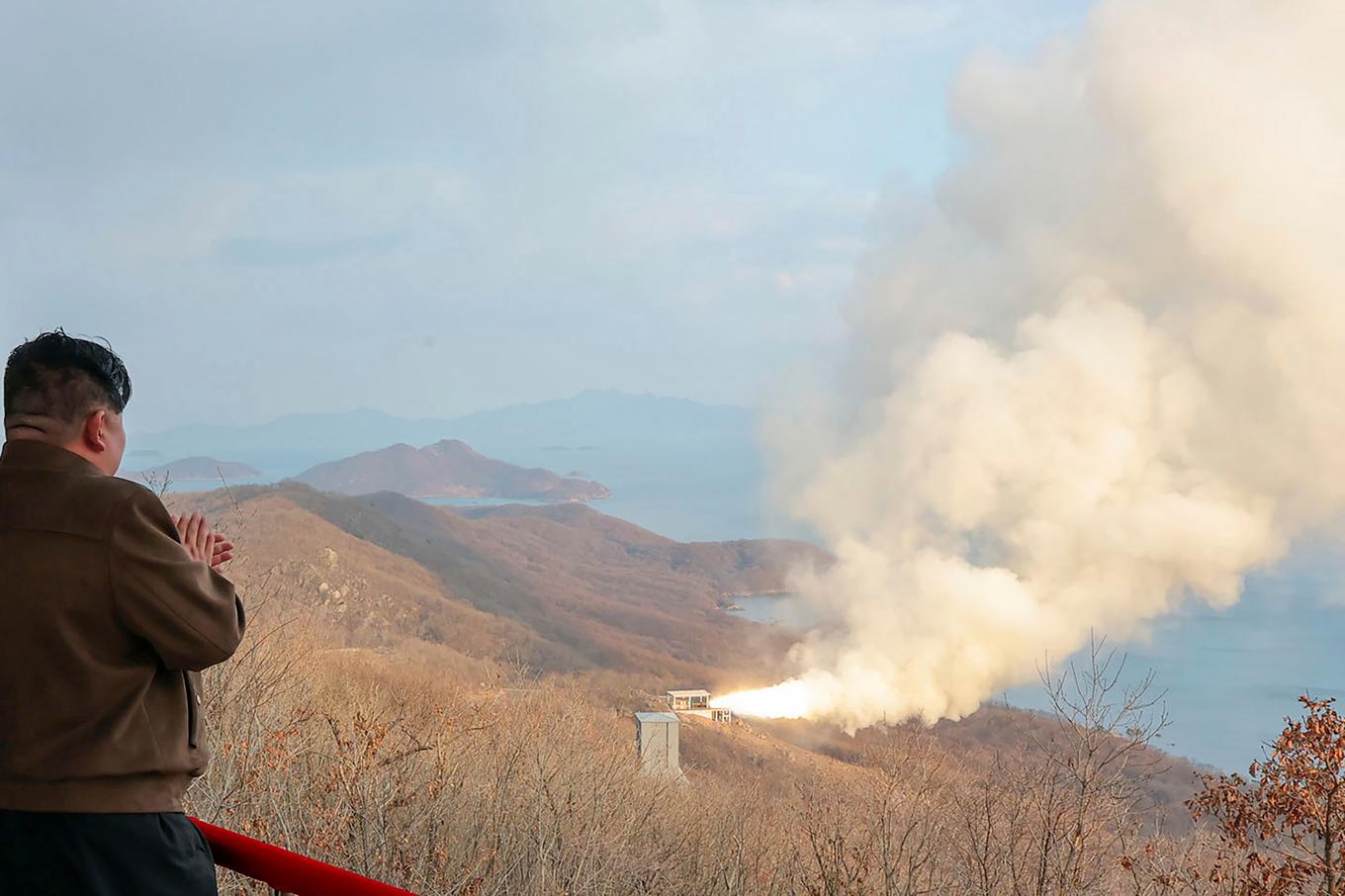 Nordkoreas ledare Nordkoreas ledare Kim Jong-Un följer vad som uppges vara ett test av ett hypersoniskt vapen. Foto: Korean Central News Agency/Korea News Service via AP/TT
