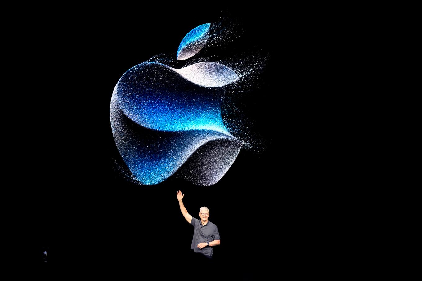Apples vd Tim Cook och Apple-logotypen. Arkivbild. Foto: Jeff Chiu/AP/TT