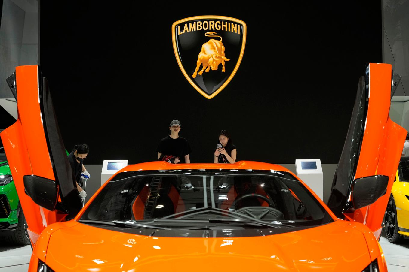 En Lamborghinimodell i anslutning till bilmässan i Shanghai förra året. Arkivbild. Foto: Ng Han Guan/AP/TT