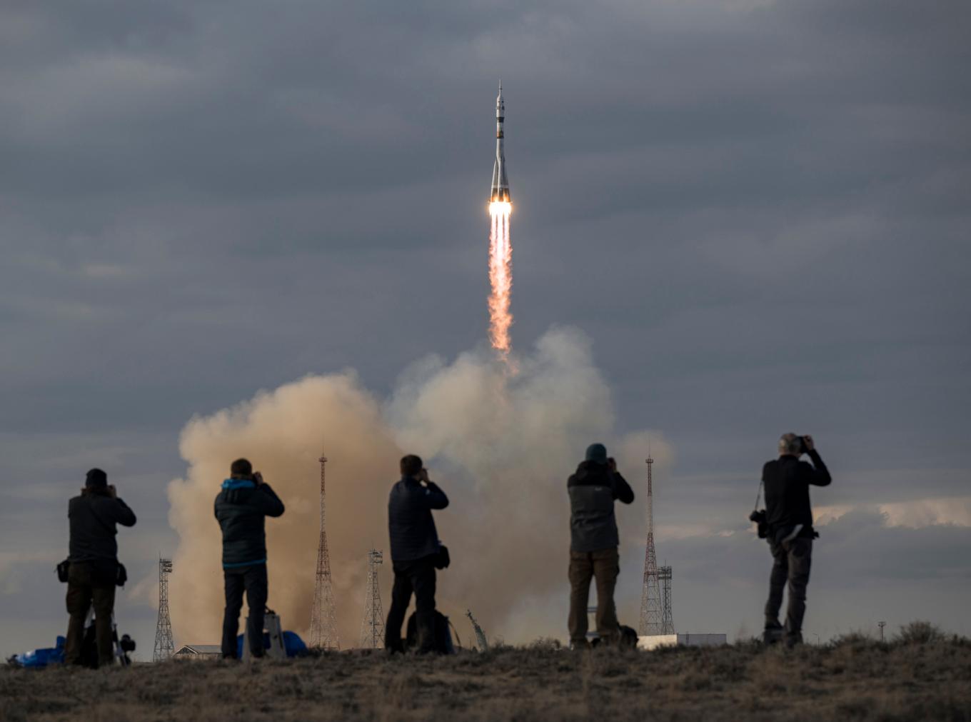 Fotografer i Bajkonur fångar Soyuz-farkostens uppskjutning på bild. Foto: Bill Ingalls/AP/TT