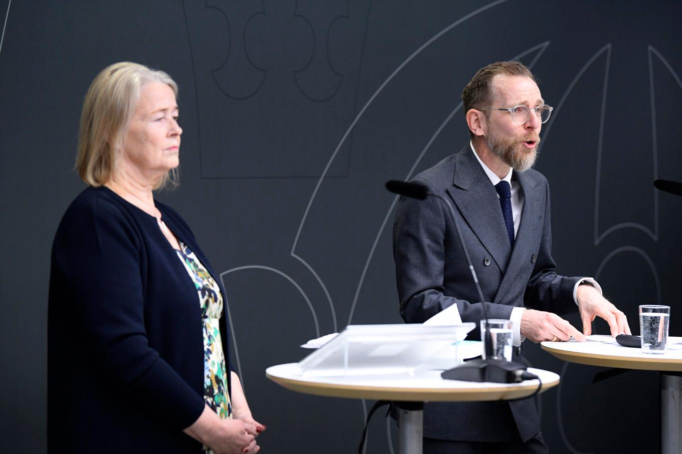 Socialministern Jakob Forssmed (KD) och särskilda utredaren Inga-Lill Askersjö (tv). Foto: Samuel Steén/TT