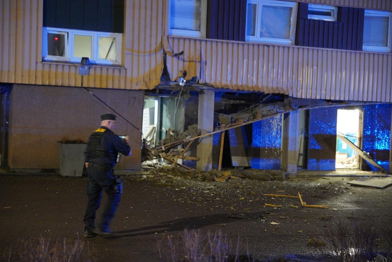 En kraftig detonation inträffade natten mot måndagen vid en port till ett bostadshus i Norrköping. Foto: Niklas Luks/TT