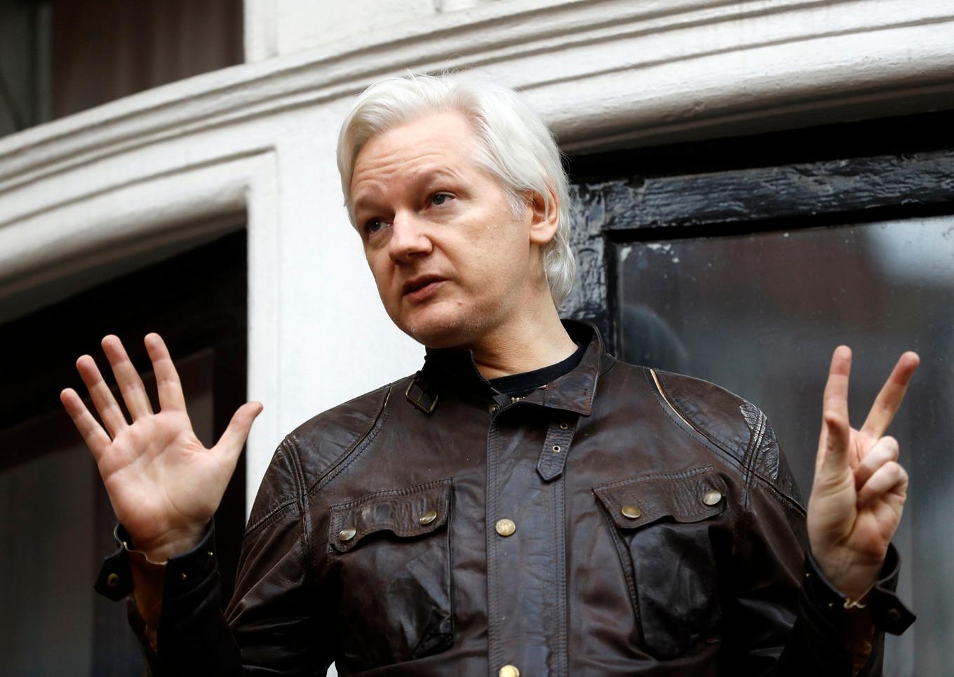Julian Assange utanför Ecuadors ambassad i London 2017. Foto: Frank Augstein/AP/TT