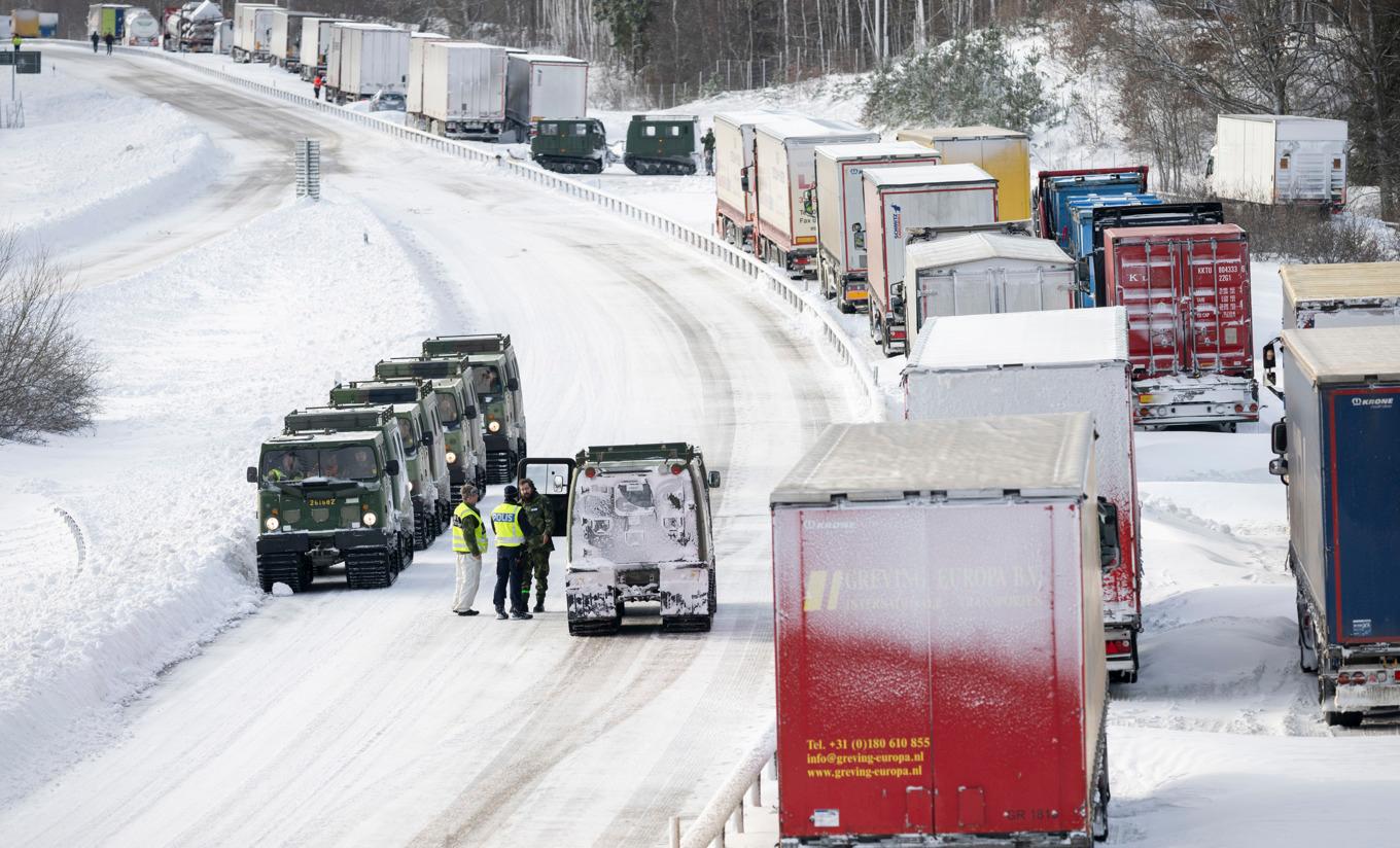 Kökaoset pågick 3–4 januari. Här är bandvagnar och polis på plats för att få loss fordon som fortfarande satt fast eftermiddagen 4 januari. Foto: Johan Nilsson/TT