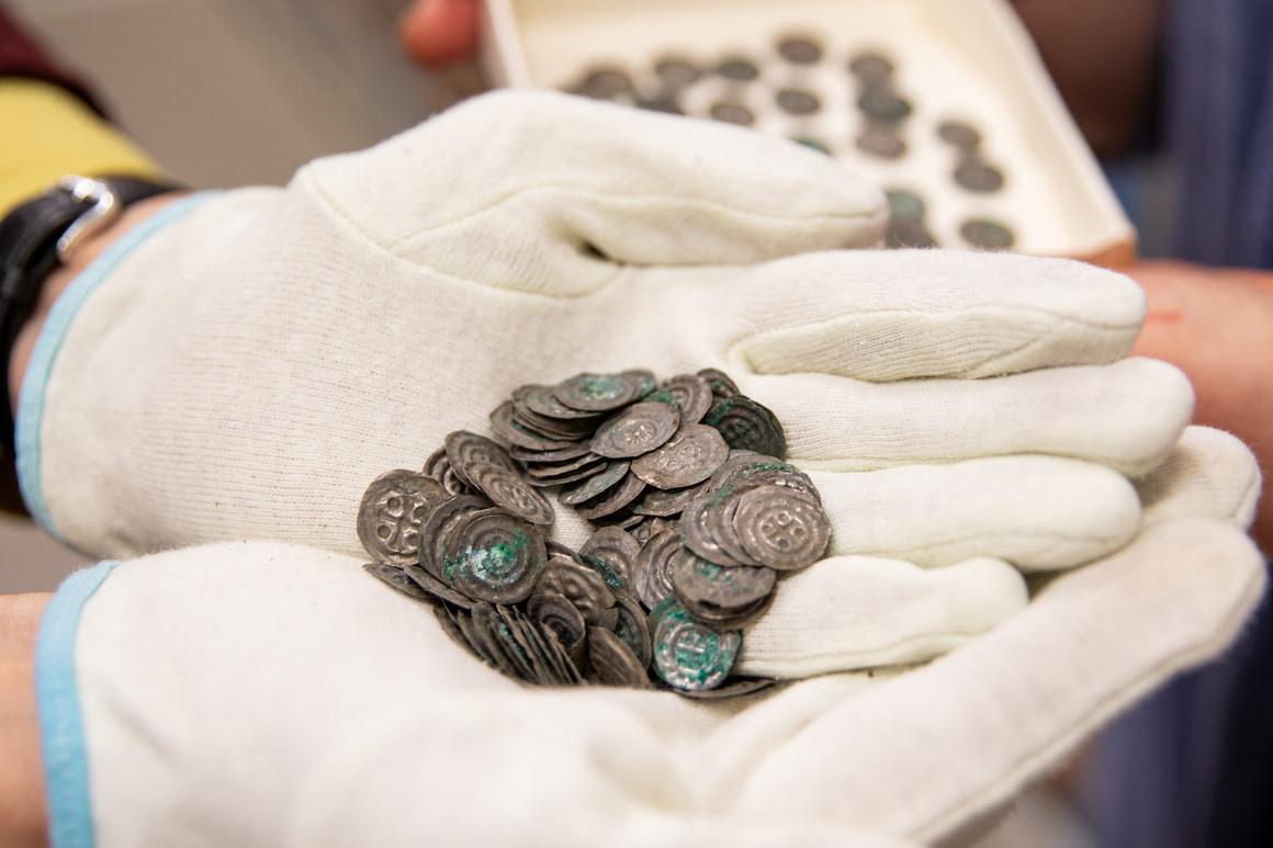 Arkeologer från Jönköpings läns museum har gjort ett unikt fynd av 170 silvermynt i en grav i Brahekyrkan på Visingsö. Foto: Jönköpings läns museum