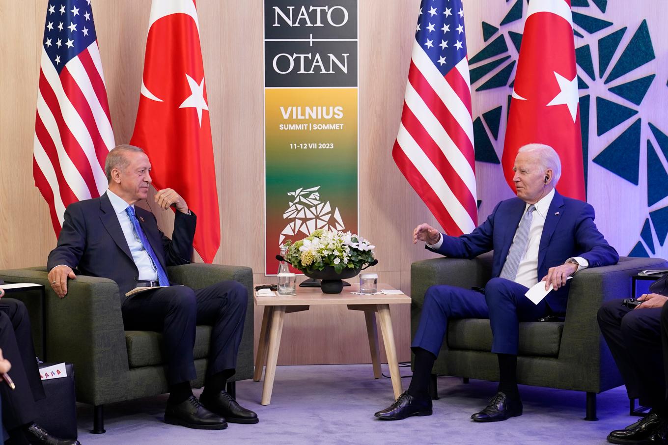 Turkiets president Recep Tayyip Erdogan (till vänster) och USA:s president Joe Biden i ett bilateralt möte den 11 juli i fjol under Natos toppmöte i Litauen. Arkivbild. Foto: Susan Walsh/AP/TT