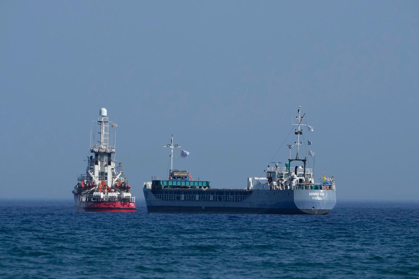 Ett lastfartyg som har lämnat Larnaca på Cypern, på väg mot Gaza på lördagen. Foto: Petros Karadjias/AP/TT